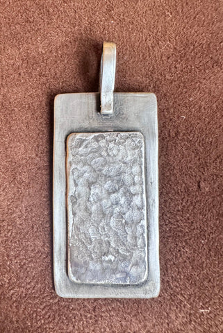 Mens unisex sterling silver square-hammered frame medium